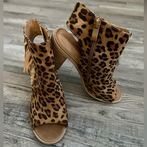 Very Volatile Venus Leopard Print Booties Size 7